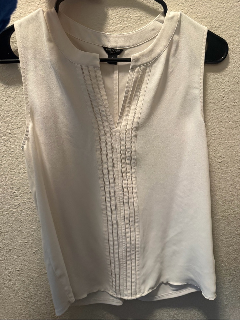 Ann Taylor Cream Sleeveless Pintuck Split-Neck Blouse